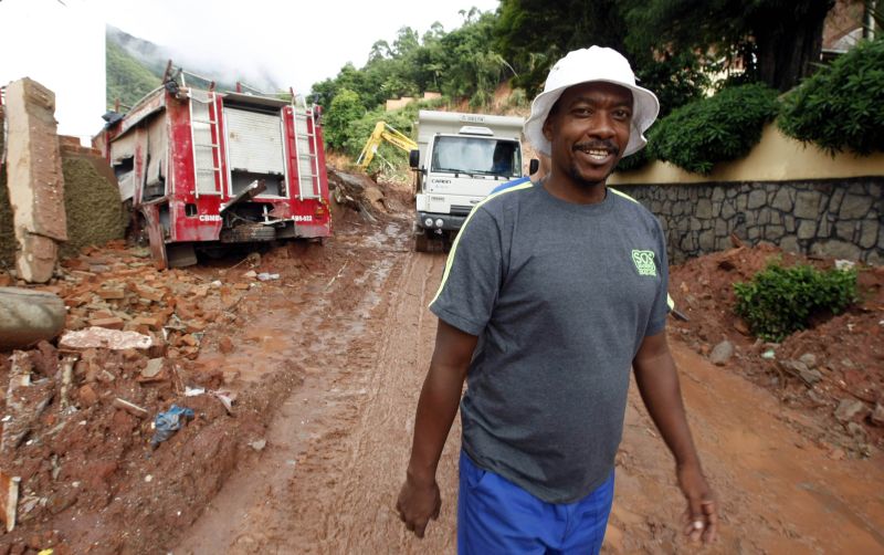 Antônio Carlos do Nascimento, que transporta a lama retirada dos escombros, diz que sua vontade é ajudar o próximo | Daniel Castellano/Gazeta do Povo