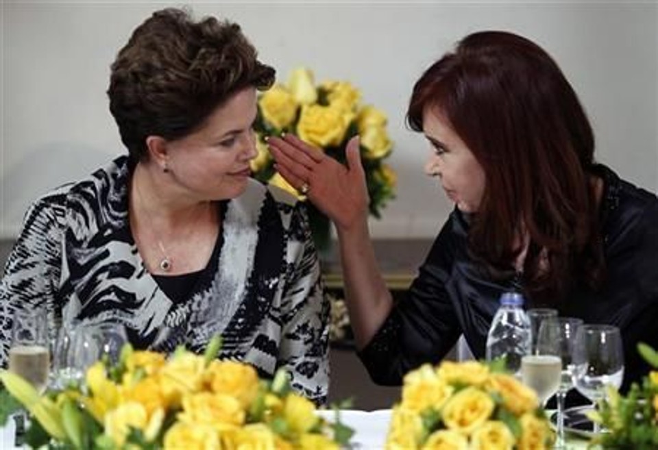 Presidentes Dilma Rousseff e Cristina Kirchner (Argentina) conversam durante visita em Buenos Aires | Reuters
