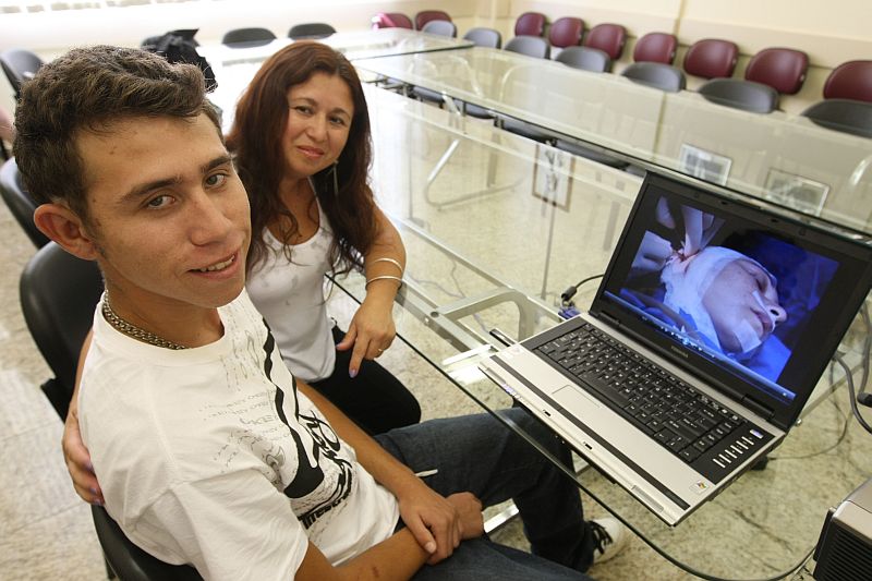 Surdo desde bebê, Jonathan Veloso foi o primeiro a receber o aparelho pelo SUS | Marcelo Elias / Gazeta do Povo