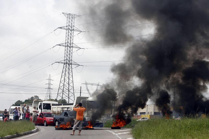 Trânsito ficou congestionado por 5 quilômetros nos dois sentidos do Contorno Sul | Priscila Forone/ Gazeta do Povo