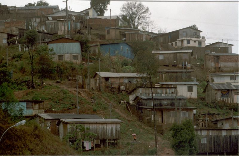 Morro em Almirante Tamandaré, na região metropolitana de Curitiba: cidade tem pelo menos 3 mil pessoas vivendo em áreas de risco | Arquivo / Gazeta do Povo