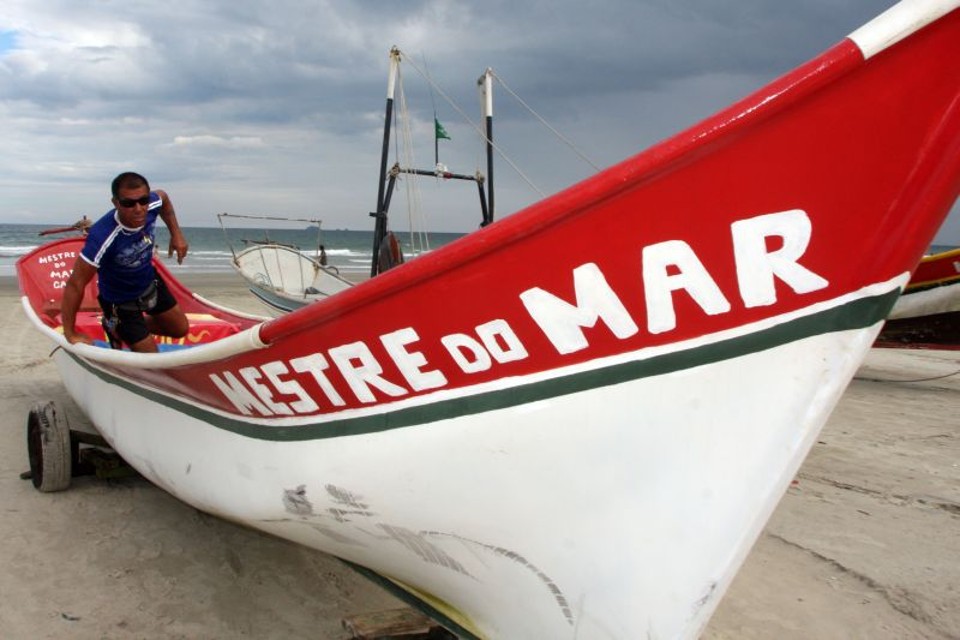 Jacir Marcelino da Veiga e o barco Mestre do Mar, que é como o dono se sente quando vai para a pesca em Pontal do Paraná | Walter Alves/Gazeta do Povo