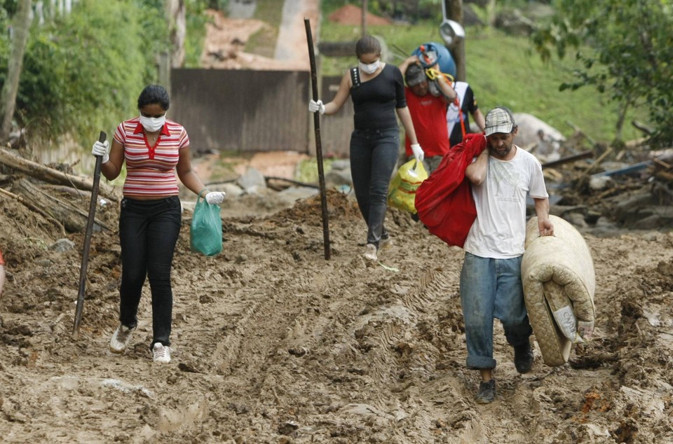 Moradores deixam bairro da Posse região rural de Teresópolis que foi um dos locais mais afetados pela força das chuvas que destruiu casas e comércios fazendo número alto de vítimas na região, muitos ainda desaparecidos | Daniel Castellano / AGP / Agência de Notícias Gazeta do Povo