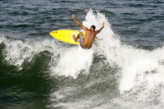 Nesta quarta-feira (5), os surfistas puderam aproveitar as ondas nas praias de Matinhos | 