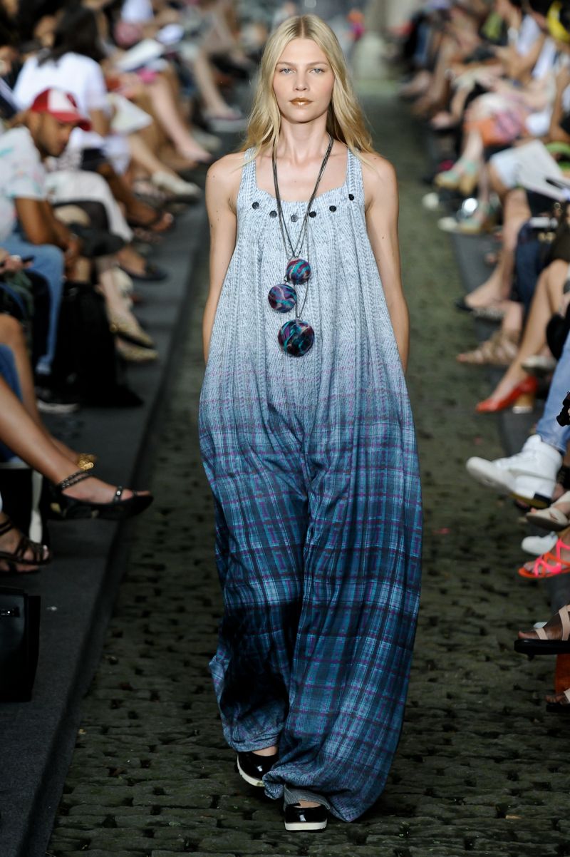 A Cantão apresentou saias, vestidos e macacões longos e volumosos |