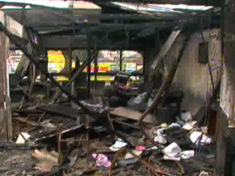 No local do incêndio, restaram vigas e telhas queimadas | Reprodução Paraná TV