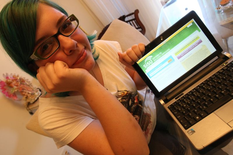 Paula Ribeiro Fava tentava se inscrever no Sisu desde domingo, só conseguiu às 15h30 de ontem | Marcelo Elias / Gazeta do Povo