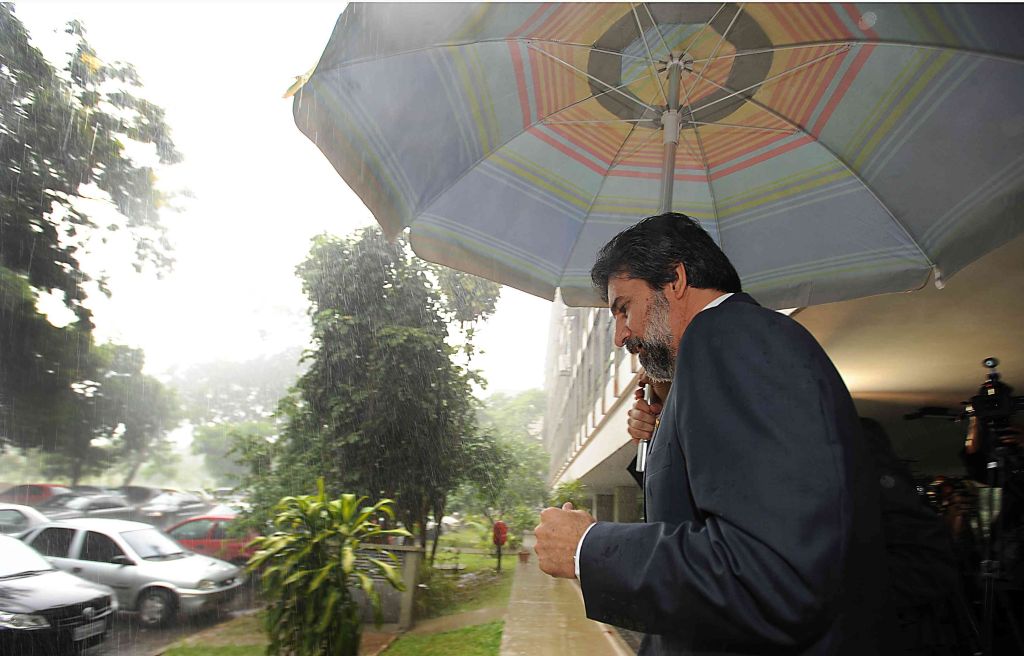 Senador Valdir Raupp (RO), novo presidente do PMDB, saindo da residência de Michel Temer: reunião com líderes para negociar mais espaço | Marcelo Casal/ABr