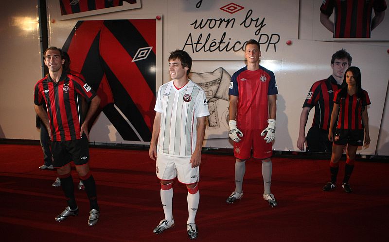 Apresentação do atual uniforme do Atlético, em março de 2010: Umbro seguirá vestindo o Furacão | Pedro Serápio / Agência de Notícias Gazeta do Povo