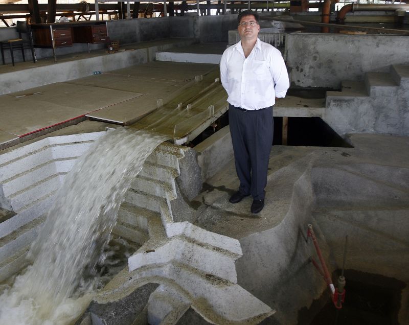 André Fabiani, pesquisador do Lactec, e o modelo reduzido da hidrelétrica de Ituango, na Colômbia: instituto é procurado por empreendedores de todo o mundo | Hedeson Alves/ Gazeta do Povo