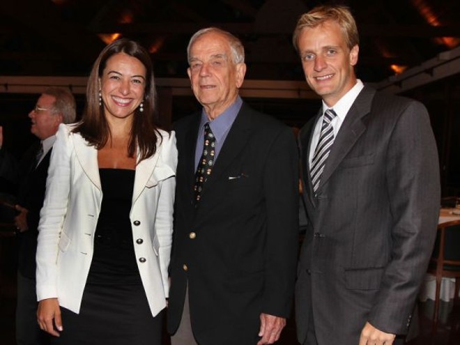O advogado e presidente da Academia Paranaense de Letras, Eduardo Rocha Virmond  na foto, ladeado pelo filho Daniel Marques Virmond e Débora Ling Cattani, do escritório Ling/Virmond Advogados Associados  foi homenageado anteontem com um jantar, em comemoração aos seus 82 anos, no Graciosa Country Club. O encontro reuniu personalidades do mundo jurídico e social | 