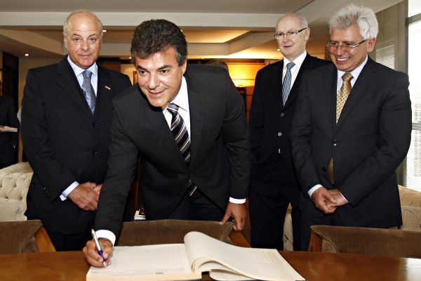 O presidente da Associação Comercial do Paraná, Edson Ramon (à esq.), fez questão de nova assinatura do governador Beto Richa no Livro de Ouro da Casa, na visita que ele fez ontem à entidade. Beto já deixara seu autógrafo no livro quando se elegeu prefeito de Curitiba na primeira vez. À direita, o ex-presidente da ACP, Marcos Domakoski, e o chefe da Casa Civil, Durval Amaral | Felipe Rosa