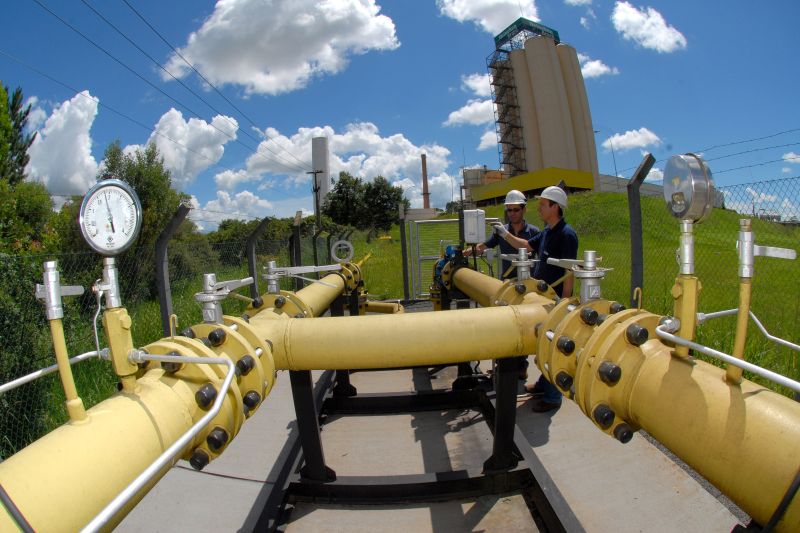 Técnicos inspecionam pontode abastecimento de gás natural em uma cervejaria de Ponta Grossa: Compagas depende de mais combustível da Petrobras para expandir oferta à indústria | Celso Margraf/Gazeta do Povo