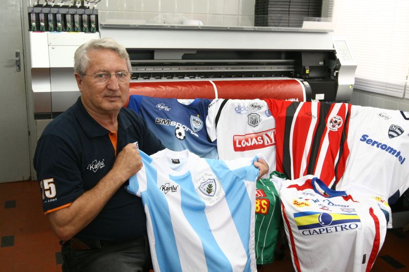 José Arlindo Fancio, de 66 anos, o homem que veste os times do interior | Roberto Custódio/ Gazeta do Povo