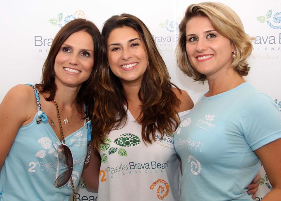 A atriz Fernanda Paes Leme (ao centro) com Luciana Dal Molin (à esq.) e Joice Spengler na 2ª Paella Brava Beach, realizada  sábado na inauguração da Central de Vendas do empreendimento, na Praia Brava de Itajaí, litoral catarinense | Fotos: João Souza