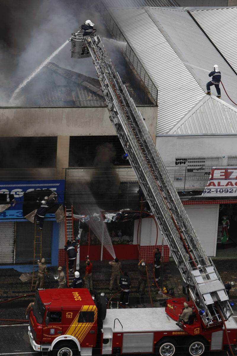 Bombeiros improvisaram cesto em escada para controlar fogo em Curitiba | Daniel Castellano / Gazeta do Povo