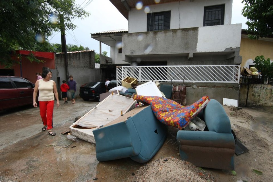 A dona de casa Aparecida Marcondes perdeu sofá e outros móveis depois que o Ribeirão dos Padilhas transbordou e inundou a casa dela, em Curitiba | Aniele Nascimento/Gazeta do Povo