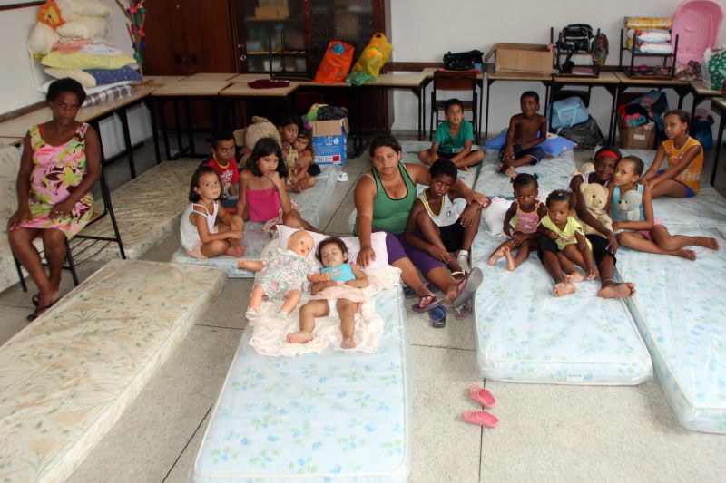 Grávida de nove meses, a dona de casa Cléria Regina Correa (à esquerda, sentada) está com cinco filhos em abrigo de Joinville | Walter Alves / Gazeta do Povo