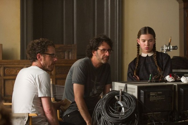 Joel e Ethan Coen ao lado da novata Hailee Steinfeld em Bravura Indômita | 