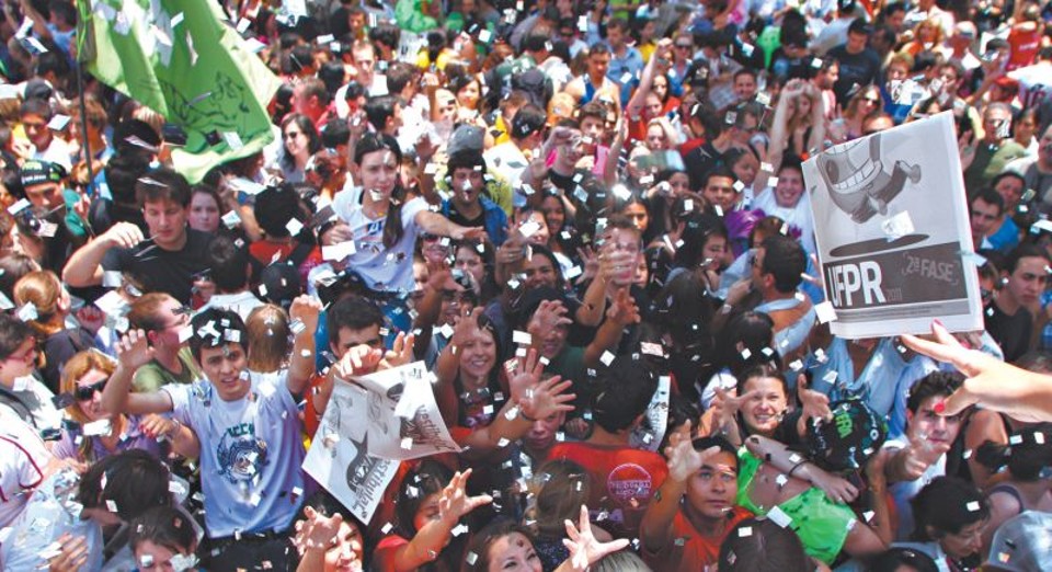Centenas de estudantes lotaram a Praça Carlos Gomes, na tradicional festa da Gazeta do Povo | Walter Alves / Gazeta do Povo