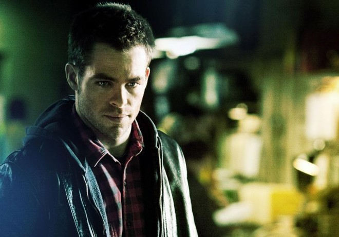 O bonitão Chris Pine vive um maquinista novato, parceiro de Denzel Washington |