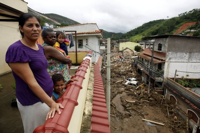 Local seguro e com ratos -Cerca de cem moradores do bairro Córrego Dantas, em Nova Friburgo, se refugiaram numa fábrica de carne seca desativada. O local está cheio de ratazanas.