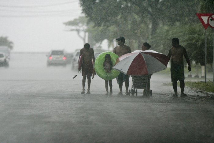 A chuva chegou e pegou muitos veranistas desprevenidos | Priscila Forone/Agência Notícias Gazeta do Povo