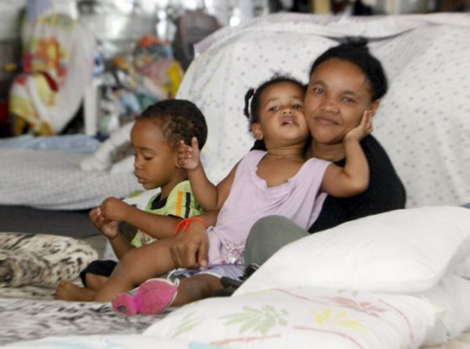 A faxineira Geocilane Silva de Oliveira, 44 anos, perdeu uma das netas de apenas 2 anos | Daniel Castellano/Gazeta do Povo