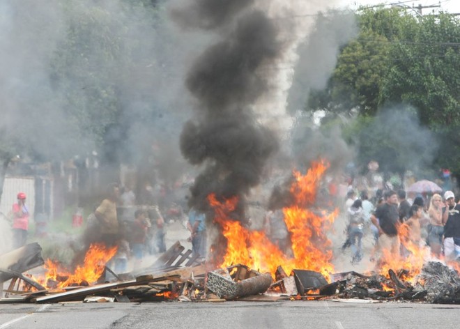 Moradores do Xaxim queimaram os móveis perdidos após a chuva: eles culpam a Linha Verde pelos alagamentos |