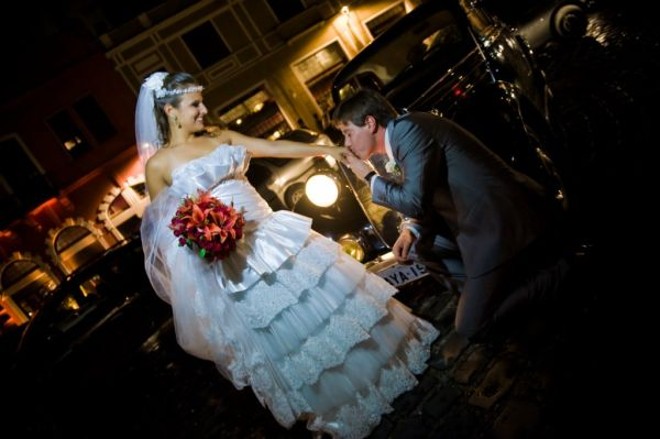 A tenista e personal trainer Gabriela Miró Ziliotto recebe declaração de amor de Thiago Mehl, treinador de goleiros do Atlético, no casamento que aconteceu na Casa Vermelha, em pleno Largo da Ordem. Foi a primeira festa de casamento realizada no local, que pertence há mais de 80 anos ao avô da noiva e surge como mais uma opção para eventos na cidade |