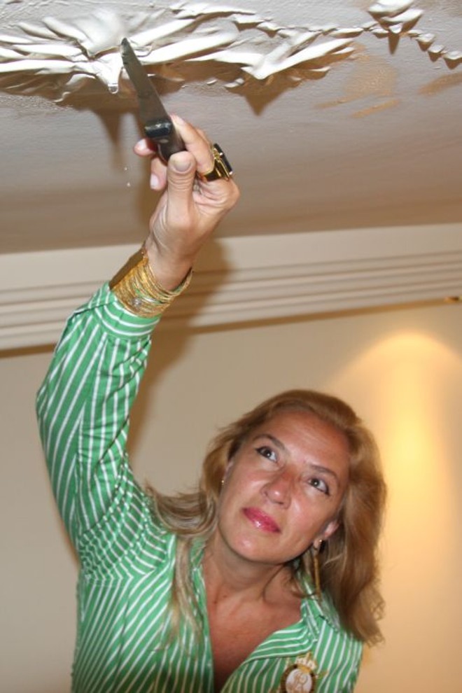 A assessora jurídica Danise Wilke convive há quase um ano com o excesso de umidade no teto do seu apartamento |