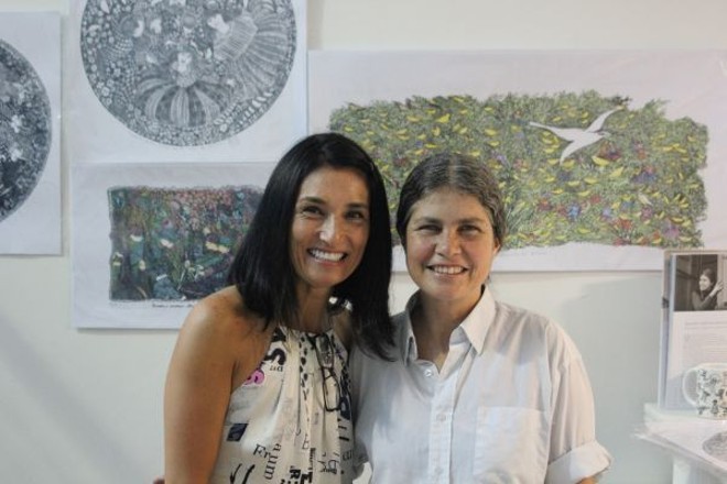 A arquiteta Maylin Ling foi prestigiar sua amiga e ex-colega de Belas Artes Denise Romã (à dir.), que acaba de inaugurar uma loja no Shopping Novo Batel para vender suas famosas gravuras. No último sábado Romã promoveu o primeiro