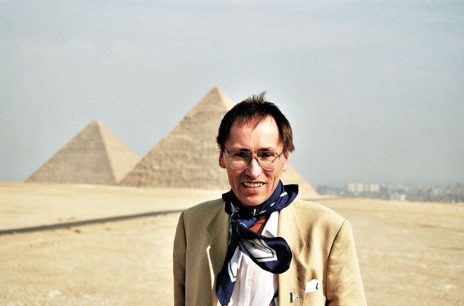 O escritor belga Patrick Geryl escreveu três livros sobre profecias que indicam o fim do mundo em 2012 | 