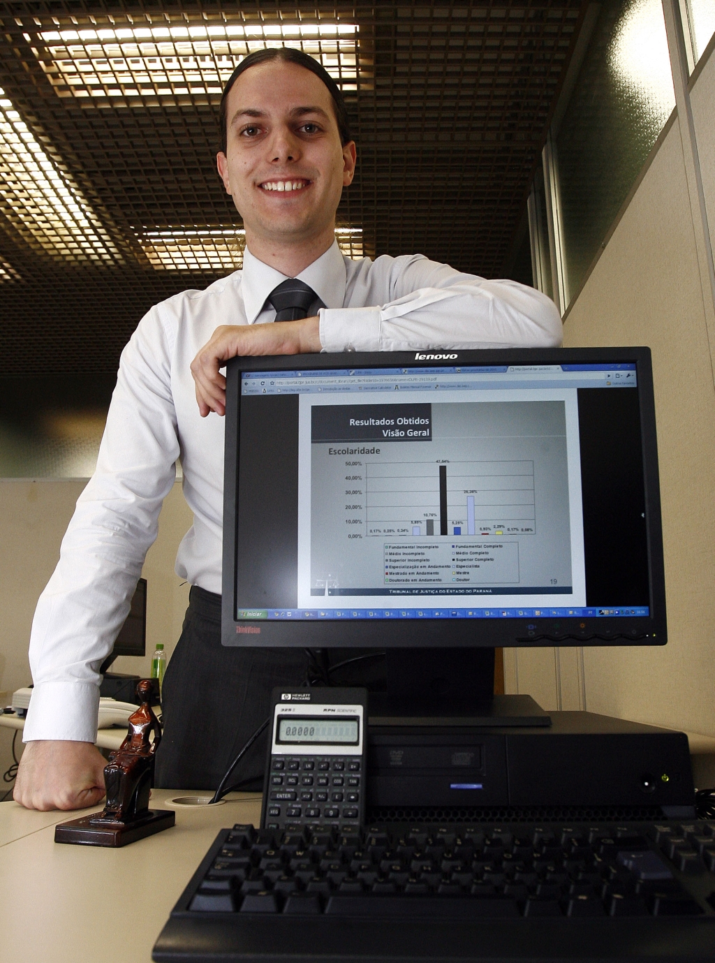 Samuel trabalha no Tribunal de Justiça analisando o desempenho do órgão | Hedeson Alves/Gazeta do Povo