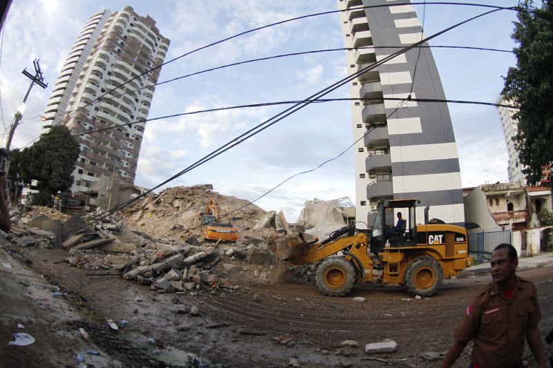 Máquinas recolhem destroços da construção que ruiu em Belém: edifício vizinho teve de ser evacuado | Tarso Sarraf/AE