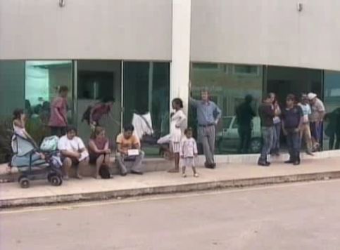 Pacientes chegam a fazer filas do lado de fora do único posto de saúde que está aberto | Reprodução Paraná TV