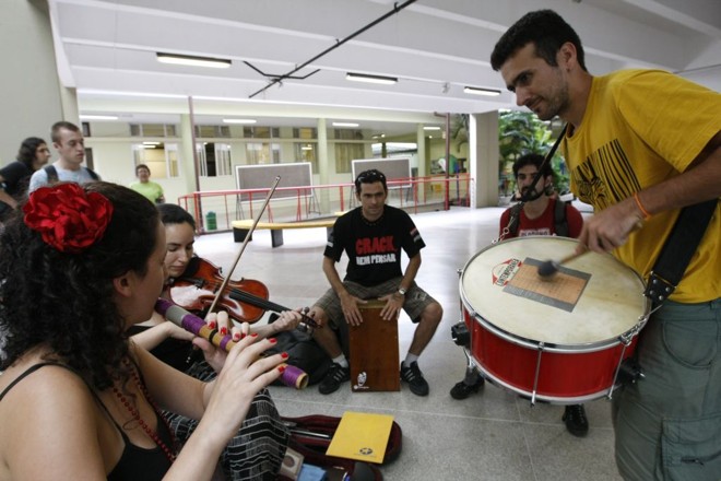 No QG da oficina, tudo é motivo para música: edição de 2011 contou com cerca de 1.300 alunos participantes. |