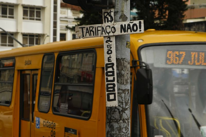 Movimento do Passe Livre espalhou cruzes contra o "tarifaço" nas principais praças de Curitiba: não ao reajuste da passagem | Antonio Costa/Gazeta do Povo