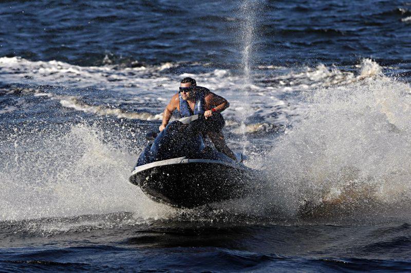 Alem de ter habilitação, condutor de jet ski deve usar colete salva-vida | Albari Rosa/Gazeta do Povo