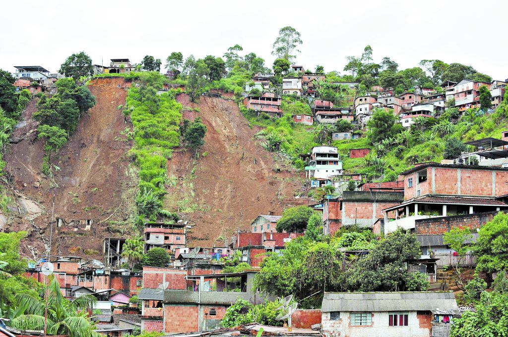 Vista geral de Nova Friburgo, cidade da região serrana do Rio de Janeiro com maior número de vítimas: habitação em área de risco é realidade em quase todos os estados brasileiros | Vanderlei Almeida/AFP