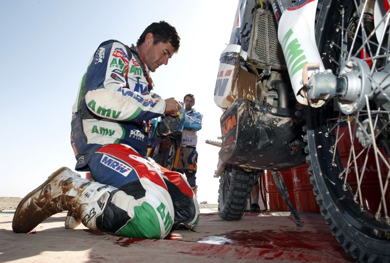 Coma faz manutenção na moto: mesmo em etapa acidentada, espanhol ampliou vantagem na liderança | Eric Gaillard / Reuters