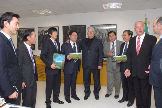 Na da esquerda, Tanaka, Mussi e Alex com a comitiva chinesa | 