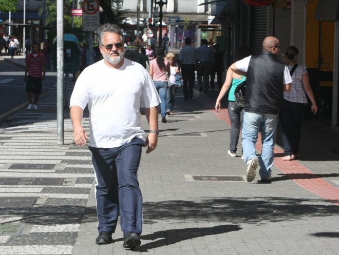 Carro na garagem -O comerciante Paulo José Ferreira Garcia, de 51 anos, descobriu ser pré-diabético há um ano e meio. Garcia, que tem a mãe diabética e chegou até a perder tios por conta da doença, resolveu que era hora de mudar  hoje deixa o carro em casa, no bairro Água Verde, e vai até o trabalho, no Centro, a pé. 