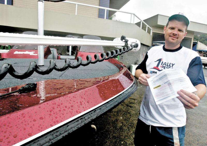 O dentista André Luiz Vilatore Assef está com a licença provisória do Ministério da Pesca e Aquicultura enquanto espera a definitiva: respeito ao meio ambiente | Priscila Forone/ Gazeta do Povo