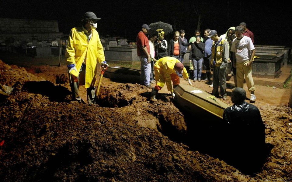Enterro durante madrugada em Teresópolis: covas são identificadas por números | Daniel Castellano/ Gazeta do Povo
