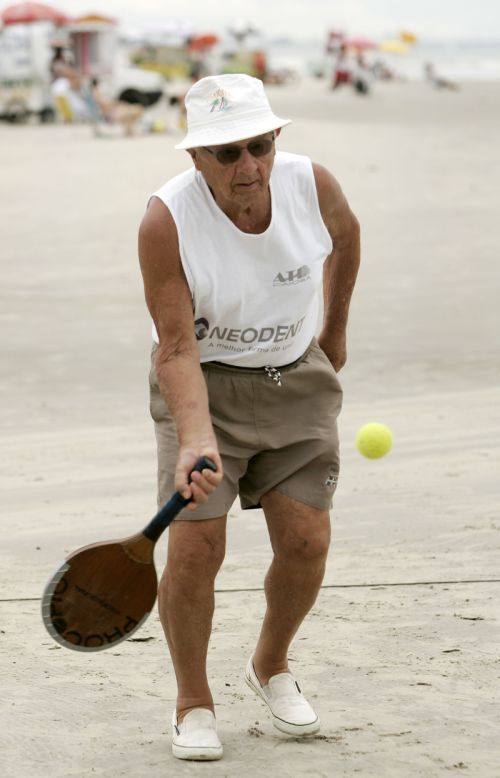 Eros Silveira, 91 anos: um dos pais do tênis de areia paranaense | Fotos: Antônio More / Gazeta do Povo