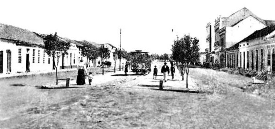 Foto da Avenida Luiz Xavier quando passou por urbanização feita pelo próprio Luiz Xavier, então prefeito de Curitiba. Foto de 1905 | 