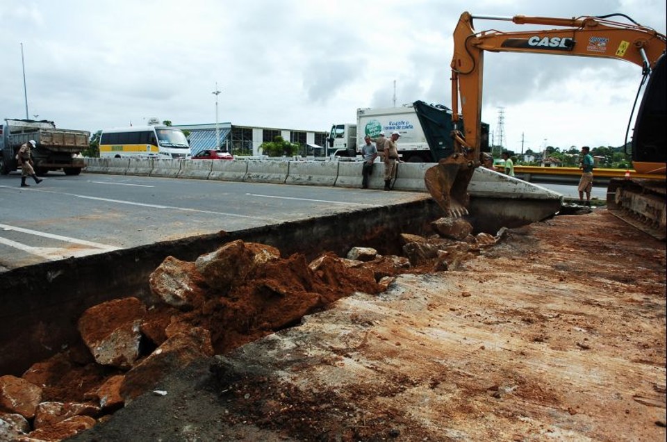 Equipes do Departamento Estadual de Infraestrutura continuavam a trabalhar na recuperação da ponte na estrada SC-401, sobre o Rio Palmas, em Florianópolis | Alan Pedro / Diario Catarinense