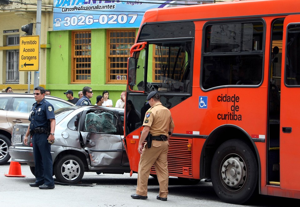 Acidente ocorreu no cruzamento das ruas Presidente Faria e Alfredo Bufren, atrás da Praça Santos Andrade, no Centro de Curitiba. | Valterci Santos / Agência de Notícias Gazeta do Povo