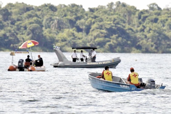 Bombeiros procuram o corpo de Antonio Cantaleano no Lago de Itaipu |